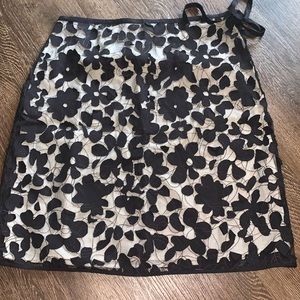 Max Studio blk flowered lace skirt with lining. Side zip with small tie.